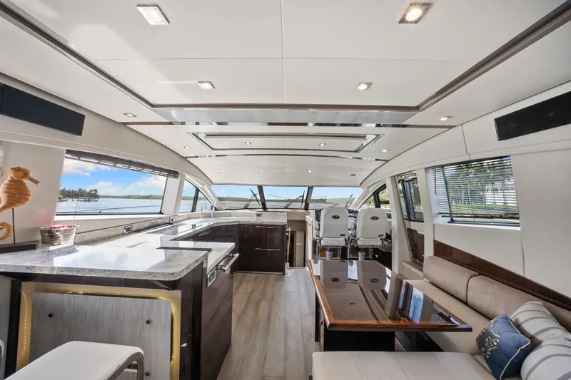 Slide: The Image of Sea Ray L650 Fly 2018 - 57
