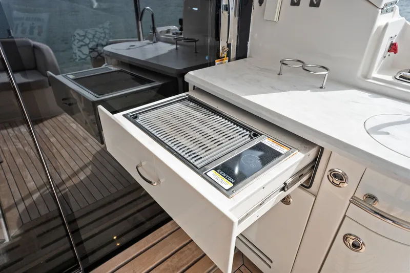 Slide: The Image of Sea Ray L650 Fly 2018 - 59