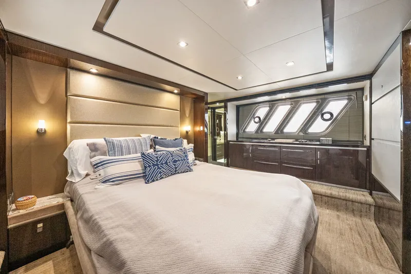 Slide: The Image of Sea Ray L650 Fly 2018 - 45