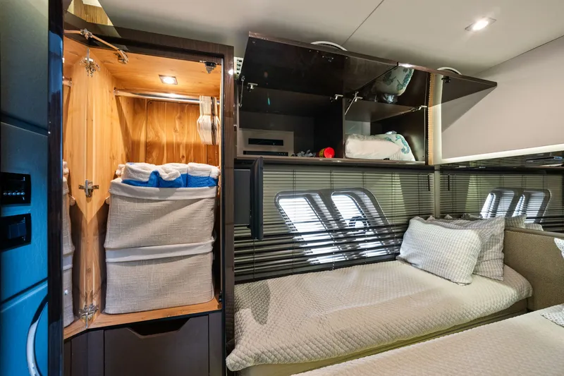 Slide: The Image of Sea Ray L650 Fly 2018 - 22