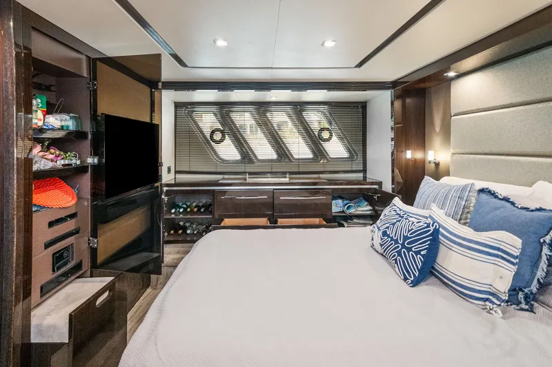Slide: The Image of Sea Ray L650 Fly 2018 - 44