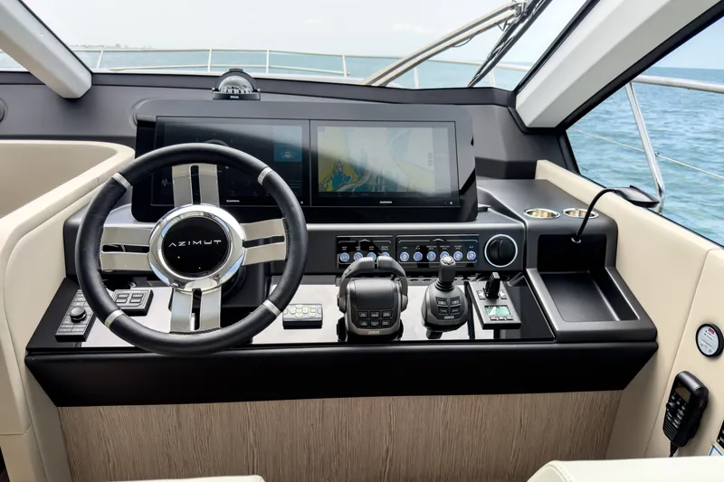 Slide: The Image of Azimut 53 FLY 2025 - 32