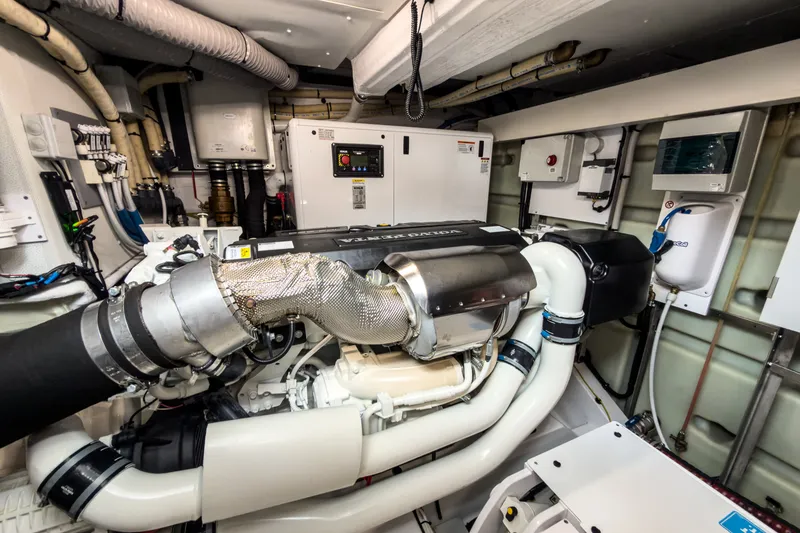Slide: The Image of Azimut 53 FLY 2025 - 72