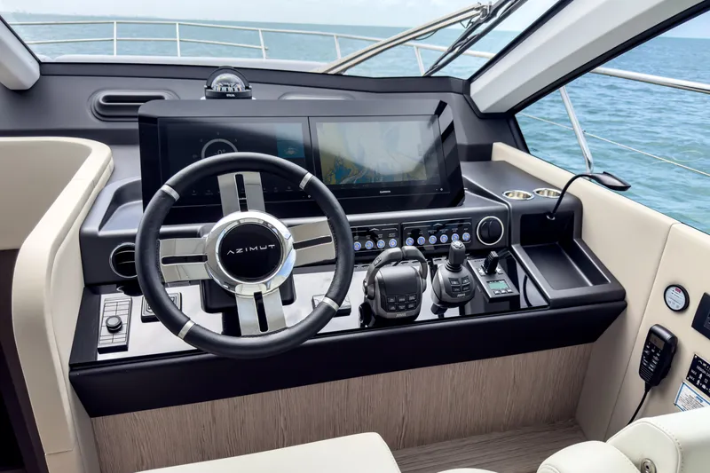 Slide: The Image of Azimut 53 FLY 2025 - 33