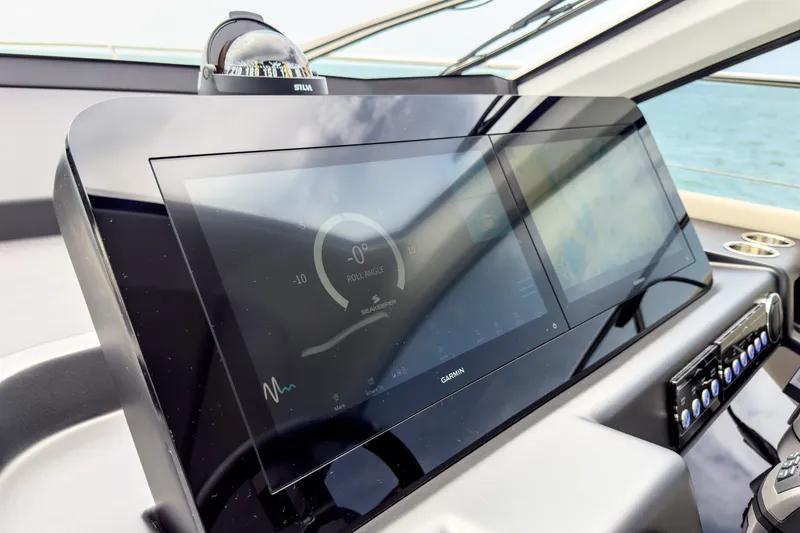 Slide: The Image of Azimut 53 FLY 2025 - 34