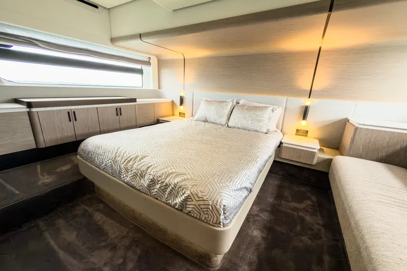 Slide: The Image of Azimut 53 FLY 2025 - 37