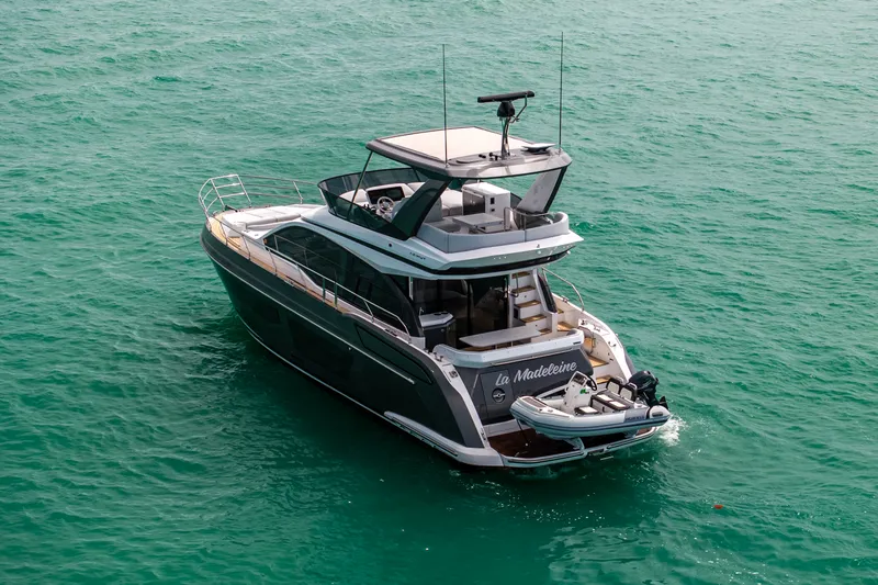 Slide: The Image of Azimut 53 FLY 2025 - 10