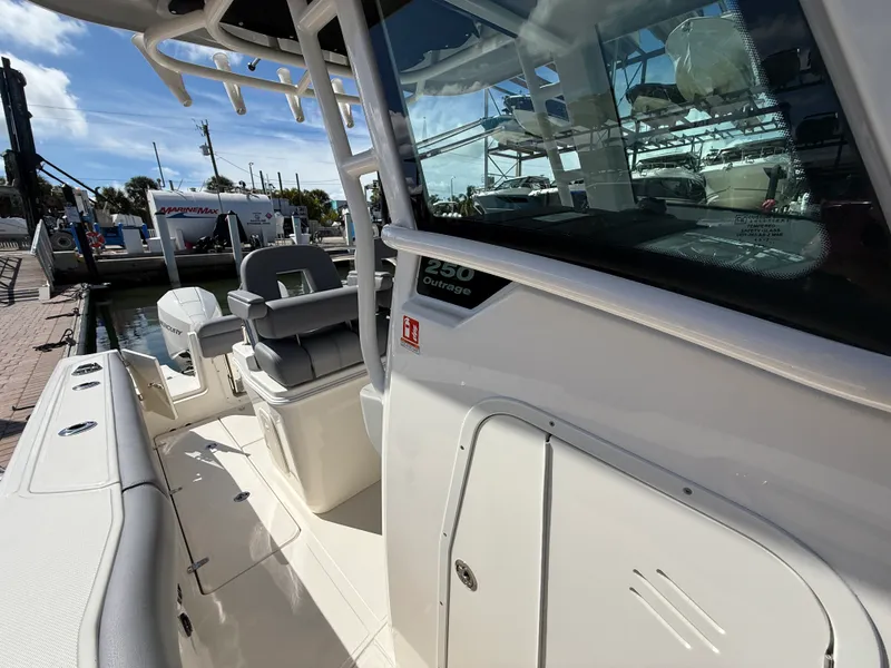 Slide: The Image of Boston Whaler 250 Outrage 2027 - 17