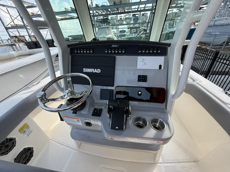 Slide: The Image of Boston Whaler 250 Outrage 2027 - 17