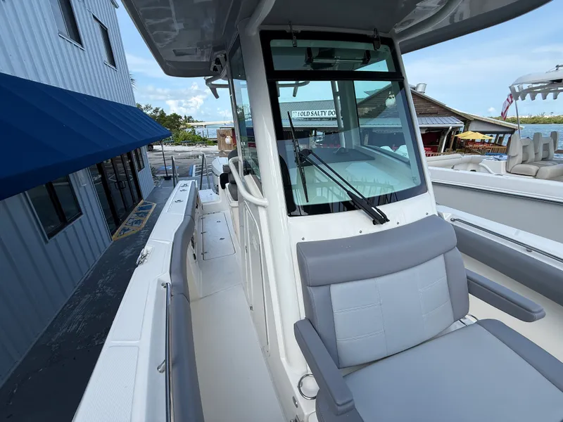 Slide: The Image of Boston Whaler 250 Outrage 2027 - 13