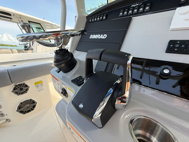 Slide: The Image of Boston Whaler 250 Outrage 2027 - 18