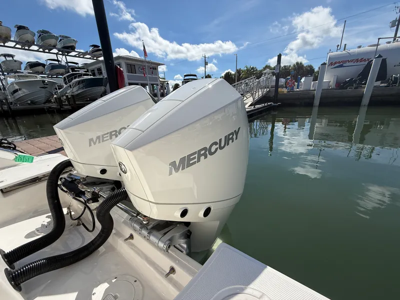 Slide: The Image of Boston Whaler 250 Outrage 2027 - 32