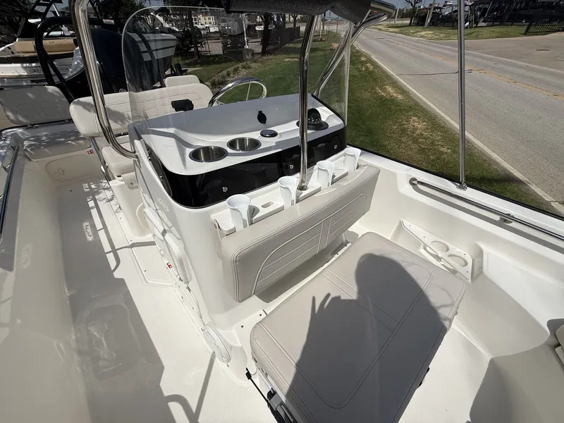 Slide: The Image of Boston Whaler 170 Montauk 2026 - 16