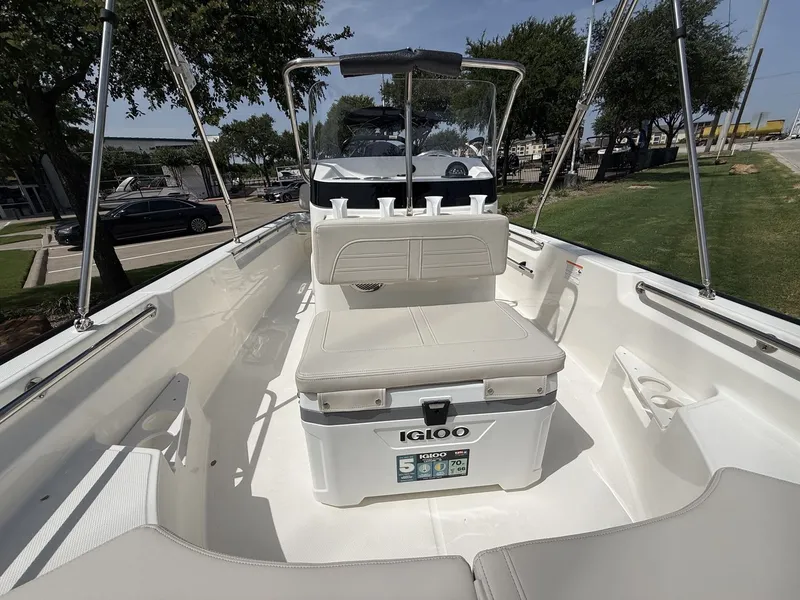 Slide: The Image of Boston Whaler 170 Montauk 2026 - 14