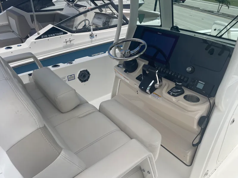 Slide: The Image of Boston Whaler 280 Dauntless 2023 - 9