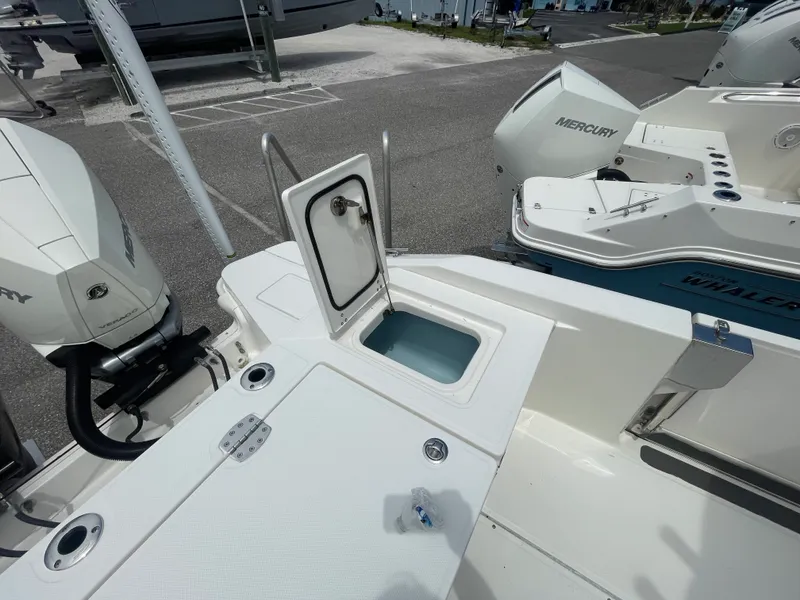 Slide: The Image of Boston Whaler 280 Dauntless 2023 - 11