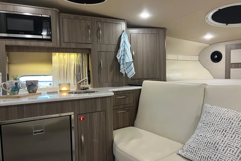Slide: The Image of Regal 33 Express 2019 - 36