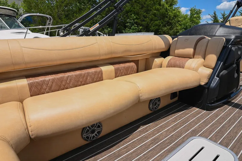 Slide: The Image of Premier 270 Intrigue RF 2023 - 29