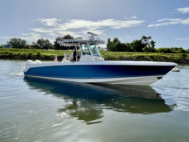 Slide: The Image of Boston Whaler 330 OUTRAGE 2020 - 7