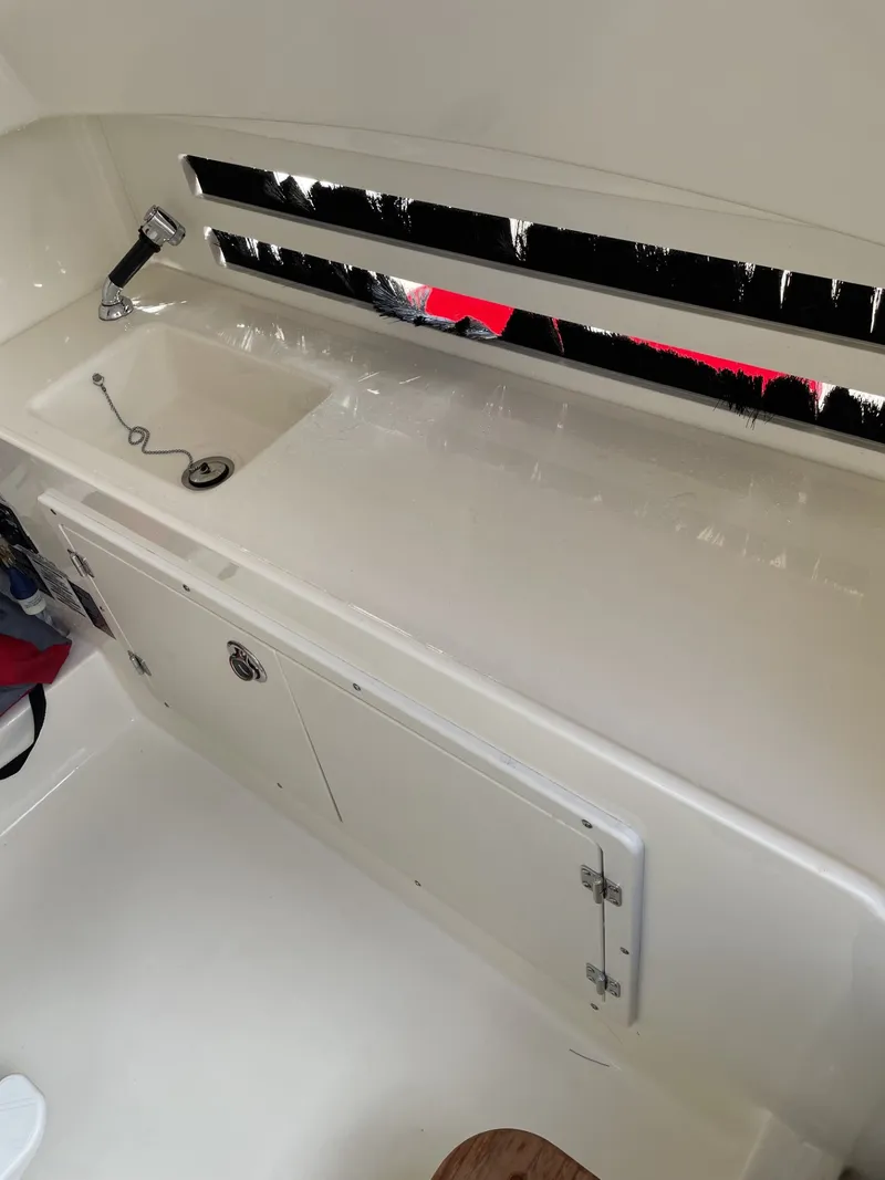 Slide: The Image of Boston Whaler 330 OUTRAGE 2020 - 32