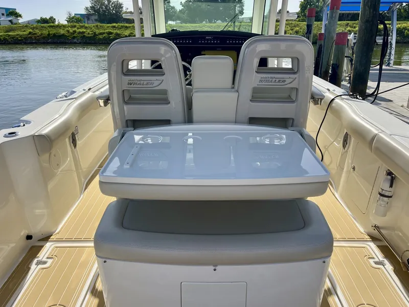 Slide: The Image of Boston Whaler 330 OUTRAGE 2020 - 21