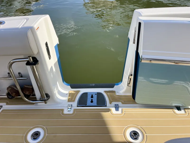 Slide: The Image of Boston Whaler 330 OUTRAGE 2020 - 28