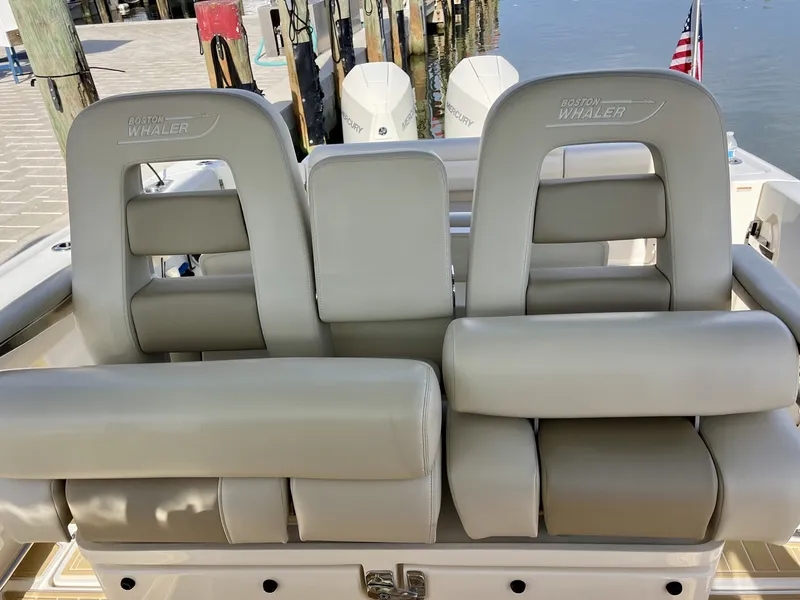Slide: The Image of Boston Whaler 330 OUTRAGE 2020 - 23
