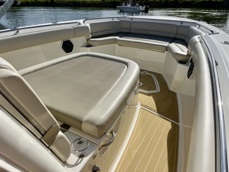 Slide: The Image of Boston Whaler 330 OUTRAGE 2020 - 17