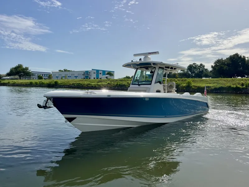 Slide: The Image of Boston Whaler 330 OUTRAGE 2020 - 2
