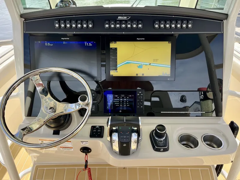 Slide: The Image of Boston Whaler 330 OUTRAGE 2020 - 24