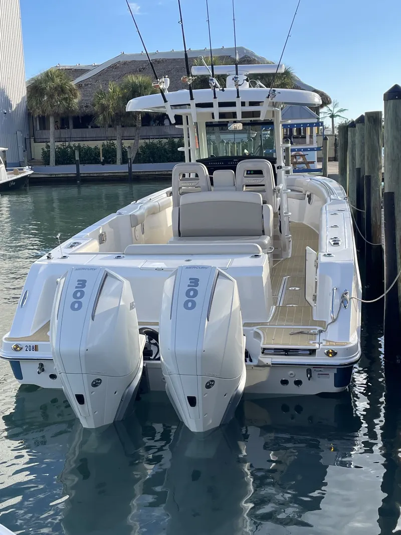 Slide: The Image of Boston Whaler 330 OUTRAGE 2020 - 14