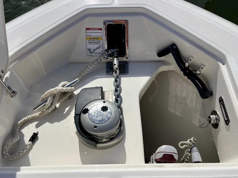 Slide: The Image of Boston Whaler 330 OUTRAGE 2020 - 19