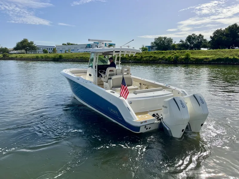 Slide: The Image of Boston Whaler 330 OUTRAGE 2020 - 12