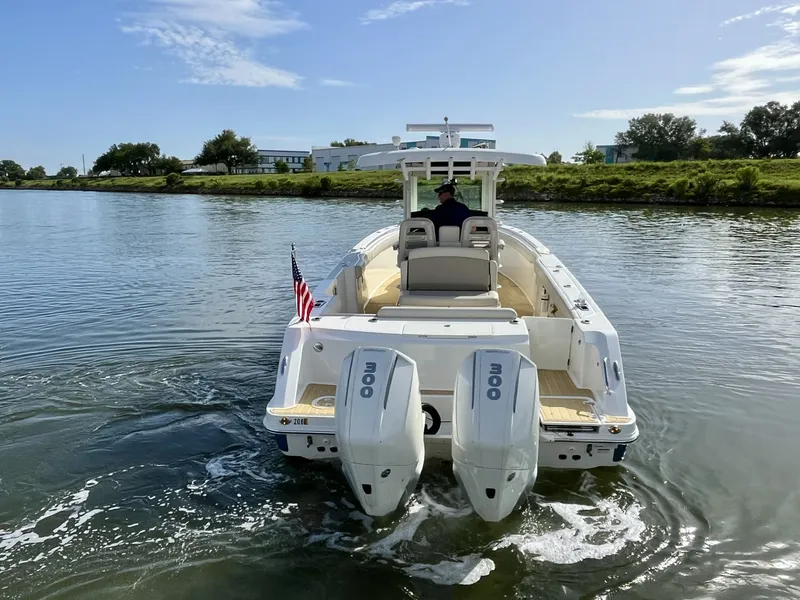 Slide: The Image of Boston Whaler 330 OUTRAGE 2020 - 10
