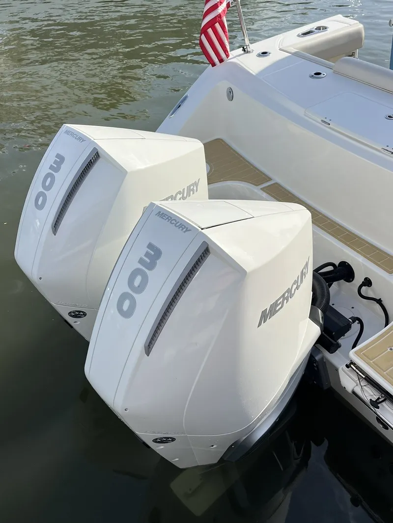 Slide: The Image of Boston Whaler 330 OUTRAGE 2020 - 30