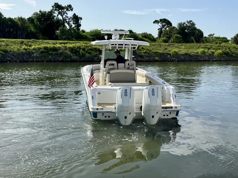 Slide: The Image of Boston Whaler 330 OUTRAGE 2020 - 6