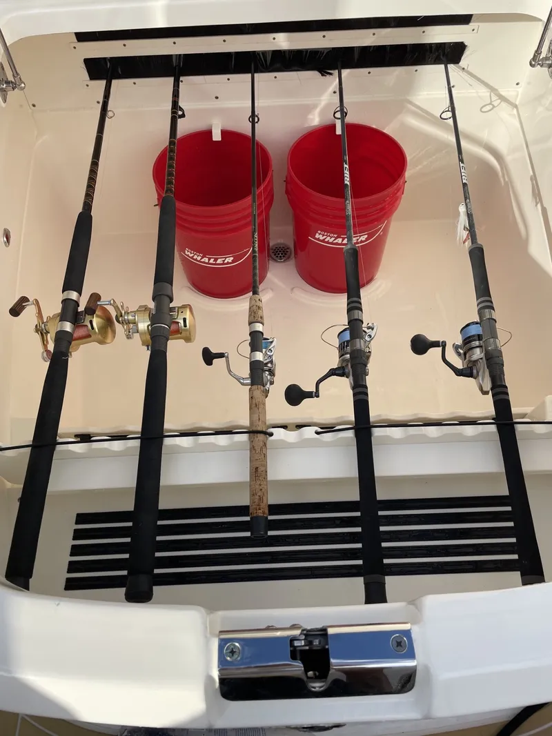 Slide: The Image of Boston Whaler 330 OUTRAGE 2020 - 33