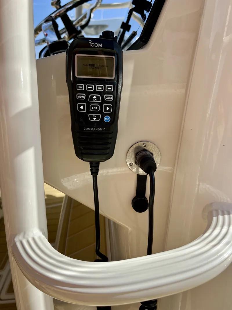 Slide: The Image of Boston Whaler 330 OUTRAGE 2020 - 25