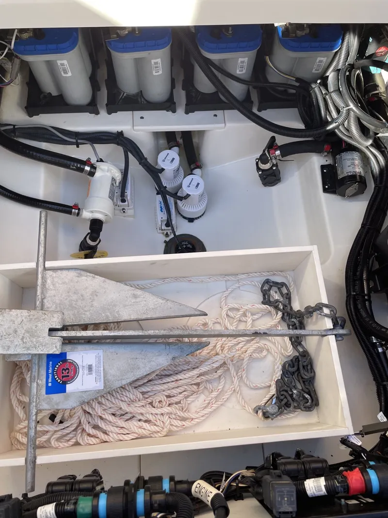 Slide: The Image of Boston Whaler 330 OUTRAGE 2020 - 35