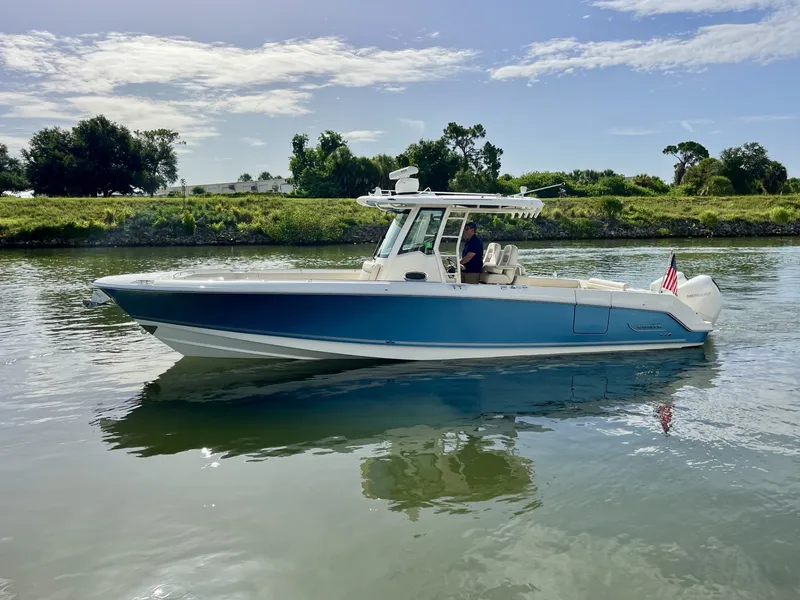 Slide: The Image of Boston Whaler 330 OUTRAGE 2020 - 1