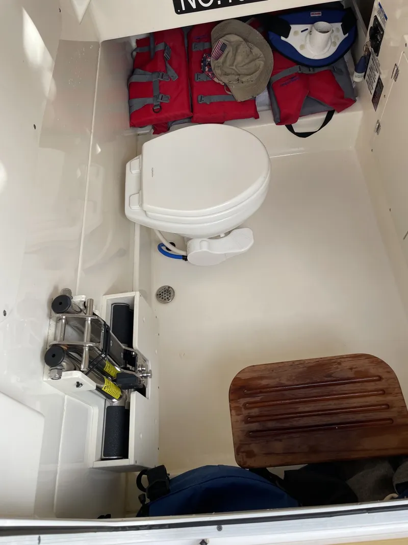 Slide: The Image of Boston Whaler 330 OUTRAGE 2020 - 31