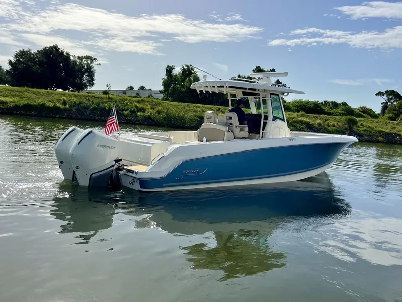 Slide: The Image of Boston Whaler 330 OUTRAGE 2020 - 9