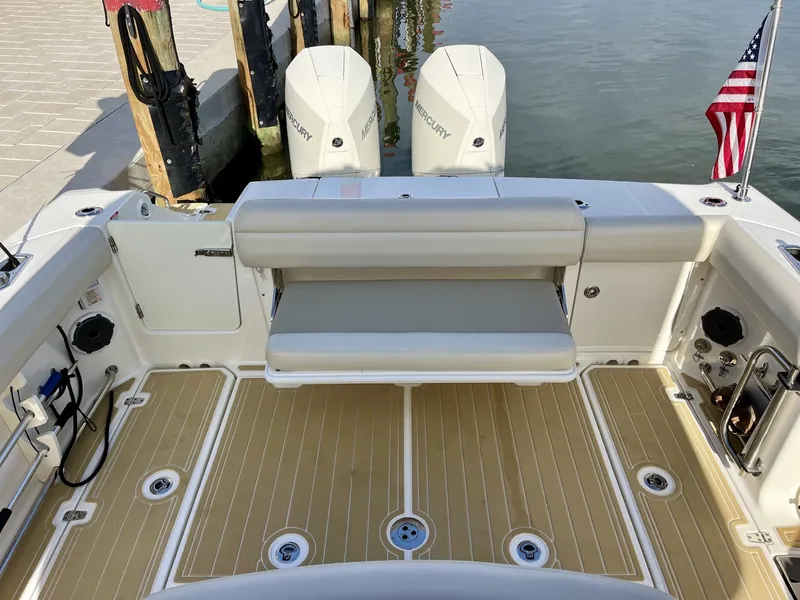 Slide: The Image of Boston Whaler 330 OUTRAGE 2020 - 26