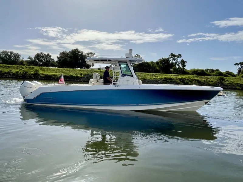 Slide: The Image of Boston Whaler 330 OUTRAGE 2020 - 8