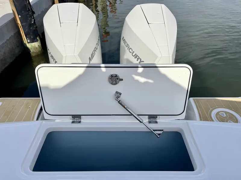 Slide: The Image of Boston Whaler 330 OUTRAGE 2020 - 29