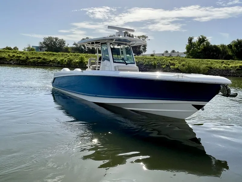 Slide: The Image of Boston Whaler 330 OUTRAGE 2020 - 5