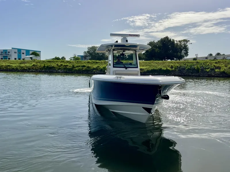 Slide: The Image of Boston Whaler 330 OUTRAGE 2020 - 4