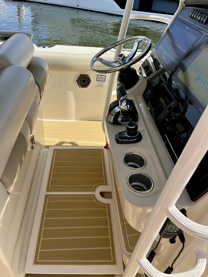 Slide: The Image of Boston Whaler 330 OUTRAGE 2020 - 22