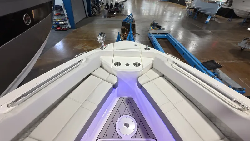 Slide: The Image of Sea Ray SLX 400 Outboard 2026 - 16