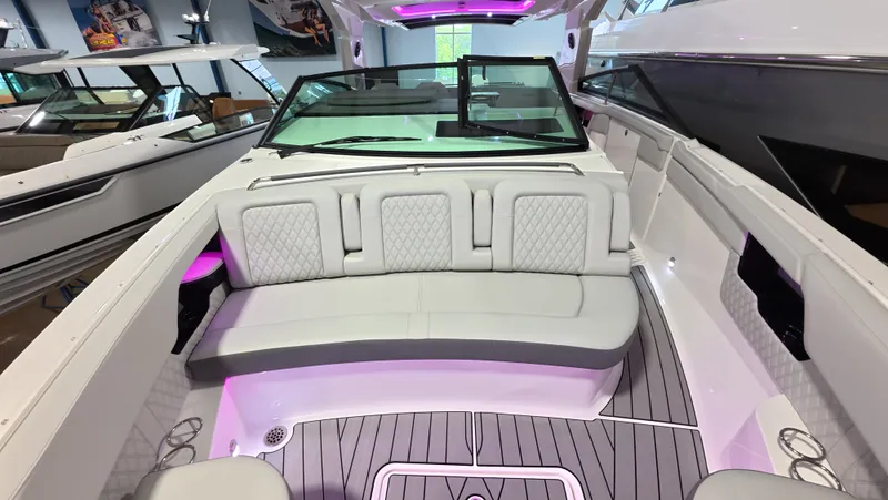Slide: The Image of Sea Ray SLX 400 Outboard 2026 - 15